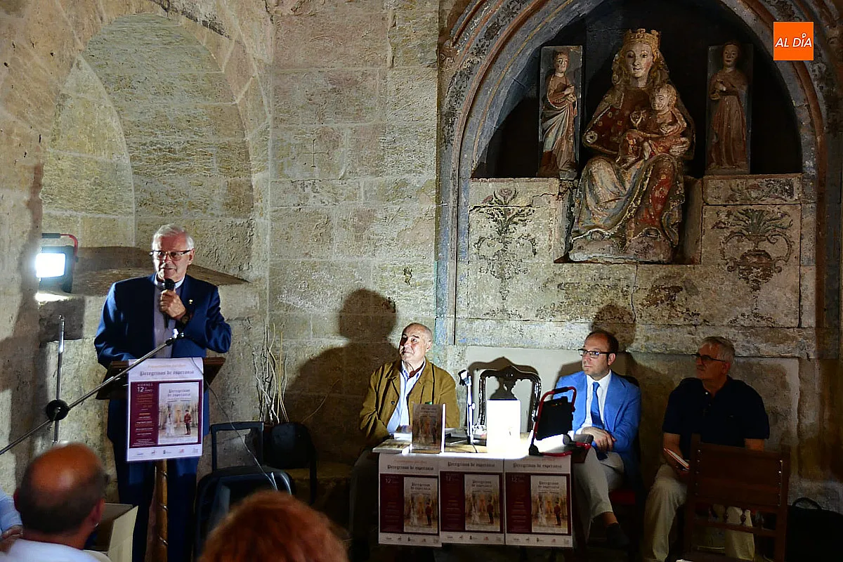 Foto 9 - Juan Carlos S&aacute;nchez presenta en el claustro de la catedral su libro `Peregrinos de esperanza. Un amor en la frontera&acute;